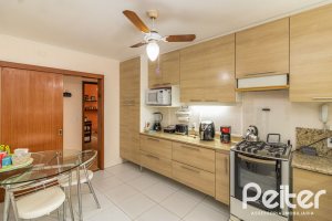 Casa à venda com 213m², 4 dormitórios, 1 suíte, 2 vagas, no bairro Vila Assunção em Porto Alegre