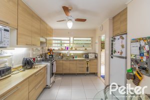 Casa à venda com 213m², 4 dormitórios, 1 suíte, 2 vagas, no bairro Vila Assunção em Porto Alegre