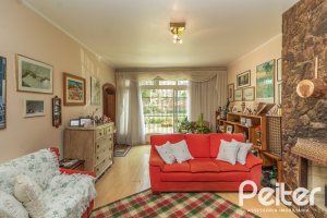 Casa à venda com 213m², 4 dormitórios, 1 suíte, 2 vagas, no bairro Vila Assunção em Porto Alegre