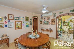 Casa à venda com 213m², 4 dormitórios, 1 suíte, 2 vagas, no bairro Vila Assunção em Porto Alegre