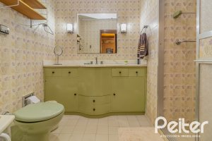 Casa à venda com 213m², 4 dormitórios, 1 suíte, 2 vagas, no bairro Vila Assunção em Porto Alegre