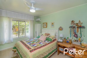 Casa à venda com 213m², 4 dormitórios, 1 suíte, 2 vagas, no bairro Vila Assunção em Porto Alegre