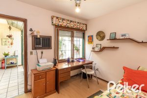 Casa à venda com 213m², 4 dormitórios, 1 suíte, 2 vagas, no bairro Vila Assunção em Porto Alegre