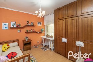 Casa à venda com 213m², 4 dormitórios, 1 suíte, 2 vagas, no bairro Vila Assunção em Porto Alegre