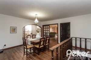 Casa à venda com 280m², 3 dormitórios, 1 suíte, 4 vagas, no bairro Tristeza em Porto Alegre