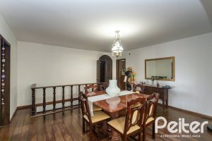 Casa à venda com 280m², 3 dormitórios, 1 suíte, 4 vagas, no bairro Tristeza em Porto Alegre