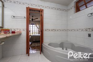 Casa à venda com 280m², 3 dormitórios, 1 suíte, 4 vagas, no bairro Tristeza em Porto Alegre