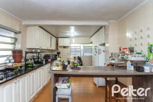 Casa à venda com 280m², 3 dormitórios, 1 suíte, 4 vagas, no bairro Tristeza em Porto Alegre