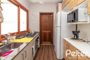 Casa à venda com 170m², 3 dormitórios, 1 suíte, 2 vagas, no bairro Tristeza em Porto Alegre