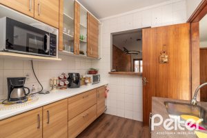 Casa à venda com 170m², 3 dormitórios, 1 suíte, 2 vagas, no bairro Tristeza em Porto Alegre