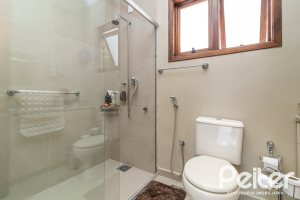 Casa à venda com 170m², 3 dormitórios, 1 suíte, 2 vagas, no bairro Tristeza em Porto Alegre