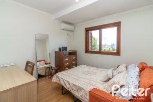 Casa à venda com 170m², 3 dormitórios, 1 suíte, 2 vagas, no bairro Tristeza em Porto Alegre