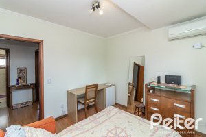 Casa à venda com 170m², 3 dormitórios, 1 suíte, 2 vagas, no bairro Tristeza em Porto Alegre