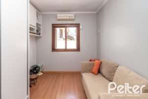 Casa à venda com 170m², 3 dormitórios, 1 suíte, 2 vagas, no bairro Tristeza em Porto Alegre