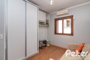 Casa à venda com 170m², 3 dormitórios, 1 suíte, 2 vagas, no bairro Tristeza em Porto Alegre