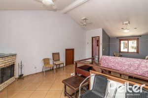 Casa à venda com 170m², 3 dormitórios, 1 suíte, 2 vagas, no bairro Tristeza em Porto Alegre