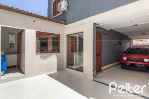 Casa à venda com 170m², 3 dormitórios, 1 suíte, 2 vagas, no bairro Tristeza em Porto Alegre