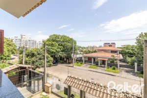 Casa à venda com 170m², 3 dormitórios, 1 suíte, 2 vagas, no bairro Tristeza em Porto Alegre