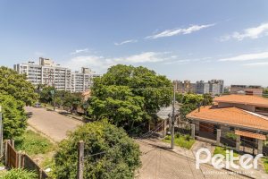 Casa à venda com 170m², 3 dormitórios, 1 suíte, 2 vagas, no bairro Tristeza em Porto Alegre