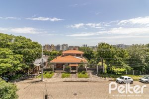 Casa à venda com 170m², 3 dormitórios, 1 suíte, 2 vagas, no bairro Tristeza em Porto Alegre