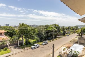 Casa à venda com 170m², 3 dormitórios, 1 suíte, 2 vagas, no bairro Tristeza em Porto Alegre