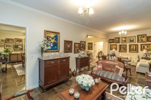 Casa à venda com 298m², 4 dormitórios, 1 suíte, 2 vagas, no bairro Ipanema em Porto Alegre