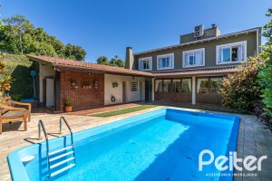 Casa à venda com 298m², 4 dormitórios, 1 suíte, 2 vagas, no bairro Ipanema em Porto Alegre