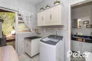 Casa à venda com 298m², 4 dormitórios, 1 suíte, 2 vagas, no bairro Ipanema em Porto Alegre