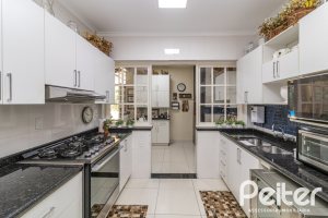 Casa à venda com 298m², 4 dormitórios, 1 suíte, 2 vagas, no bairro Ipanema em Porto Alegre