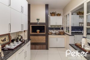 Casa à venda com 298m², 4 dormitórios, 1 suíte, 2 vagas, no bairro Ipanema em Porto Alegre