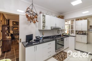 Casa à venda com 298m², 4 dormitórios, 1 suíte, 2 vagas, no bairro Ipanema em Porto Alegre