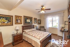 Casa à venda com 298m², 4 dormitórios, 1 suíte, 2 vagas, no bairro Ipanema em Porto Alegre