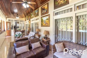 Casa à venda com 298m², 4 dormitórios, 1 suíte, 2 vagas, no bairro Ipanema em Porto Alegre