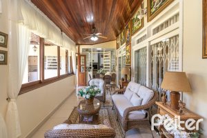 Casa à venda com 298m², 4 dormitórios, 1 suíte, 2 vagas, no bairro Ipanema em Porto Alegre