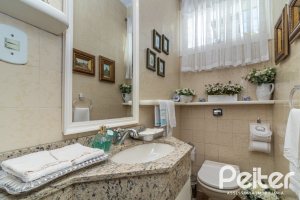 Casa à venda com 298m², 4 dormitórios, 1 suíte, 2 vagas, no bairro Ipanema em Porto Alegre