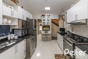 Casa à venda com 298m², 4 dormitórios, 1 suíte, 2 vagas, no bairro Ipanema em Porto Alegre