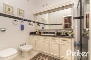 Casa à venda com 298m², 4 dormitórios, 1 suíte, 2 vagas, no bairro Ipanema em Porto Alegre