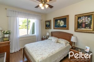 Casa à venda com 298m², 4 dormitórios, 1 suíte, 2 vagas, no bairro Ipanema em Porto Alegre