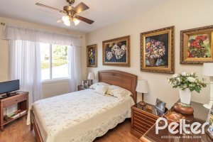 Casa à venda com 298m², 4 dormitórios, 1 suíte, 2 vagas, no bairro Ipanema em Porto Alegre