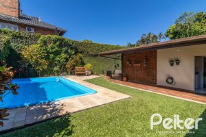 Casa à venda com 298m², 4 dormitórios, 1 suíte, 2 vagas, no bairro Ipanema em Porto Alegre
