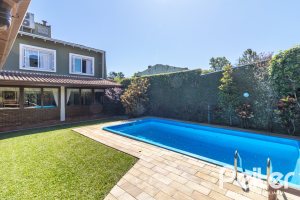 Casa à venda com 298m², 4 dormitórios, 1 suíte, 2 vagas, no bairro Ipanema em Porto Alegre
