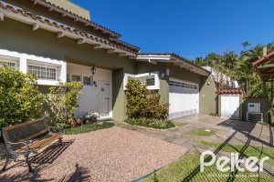 Casa à venda com 298m², 4 dormitórios, 1 suíte, 2 vagas, no bairro Ipanema em Porto Alegre