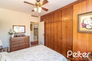 Casa à venda com 298m², 4 dormitórios, 1 suíte, 2 vagas, no bairro Ipanema em Porto Alegre