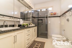 Casa à venda com 298m², 4 dormitórios, 1 suíte, 2 vagas, no bairro Ipanema em Porto Alegre