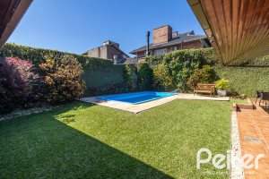 Casa à venda com 298m², 4 dormitórios, 1 suíte, 2 vagas, no bairro Ipanema em Porto Alegre