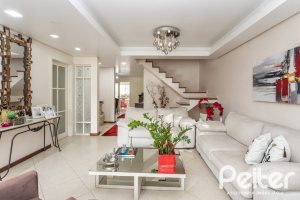Casa à venda com 309m², 5 dormitórios, 3 suítes, 4 vagas, no bairro Ipanema em Porto Alegre