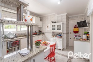 Casa à venda com 309m², 5 dormitórios, 3 suítes, 4 vagas, no bairro Ipanema em Porto Alegre