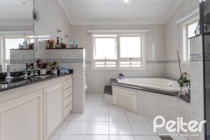 Casa à venda com 309m², 5 dormitórios, 3 suítes, 4 vagas, no bairro Ipanema em Porto Alegre