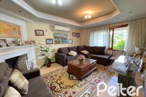 Casa à venda com 300m², 3 dormitórios, 1 suíte, 5 vagas, no bairro Ipanema em Porto Alegre