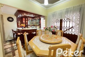 Casa à venda com 300m², 3 dormitórios, 1 suíte, 5 vagas, no bairro Ipanema em Porto Alegre